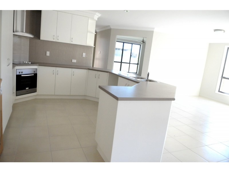 19 Grasstree Cres, Kirkwood QLD 4680