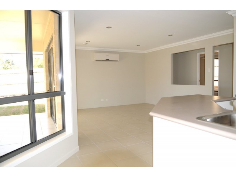 19 Grasstree Cres, Kirkwood QLD 4680