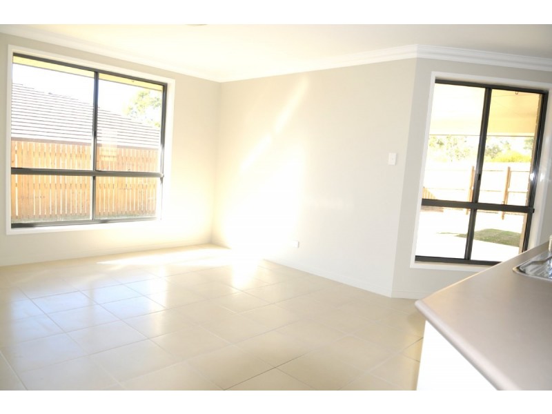 19 Grasstree Cres, Kirkwood QLD 4680