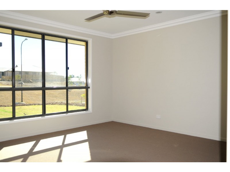 19 Grasstree Cres, Kirkwood QLD 4680