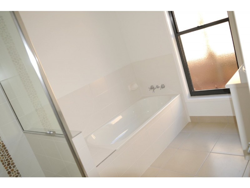 19 Grasstree Cres, Kirkwood QLD 4680