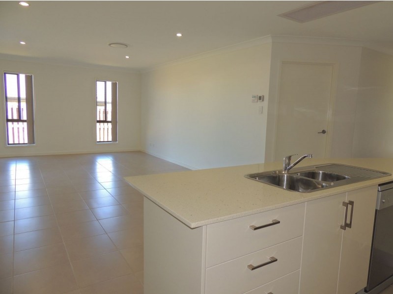 18 Florey Place, Kirkwood QLD 4680