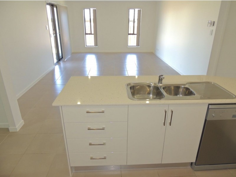 18 Florey Place, Kirkwood QLD 4680