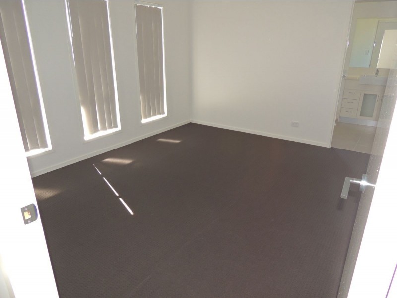 18 Florey Place, Kirkwood QLD 4680