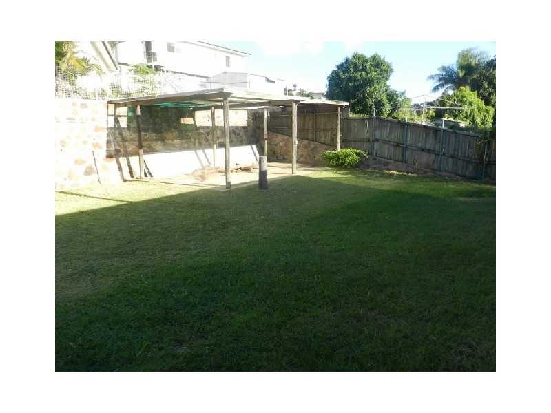 8 Wilkins Street, West Gladstone QLD 4680