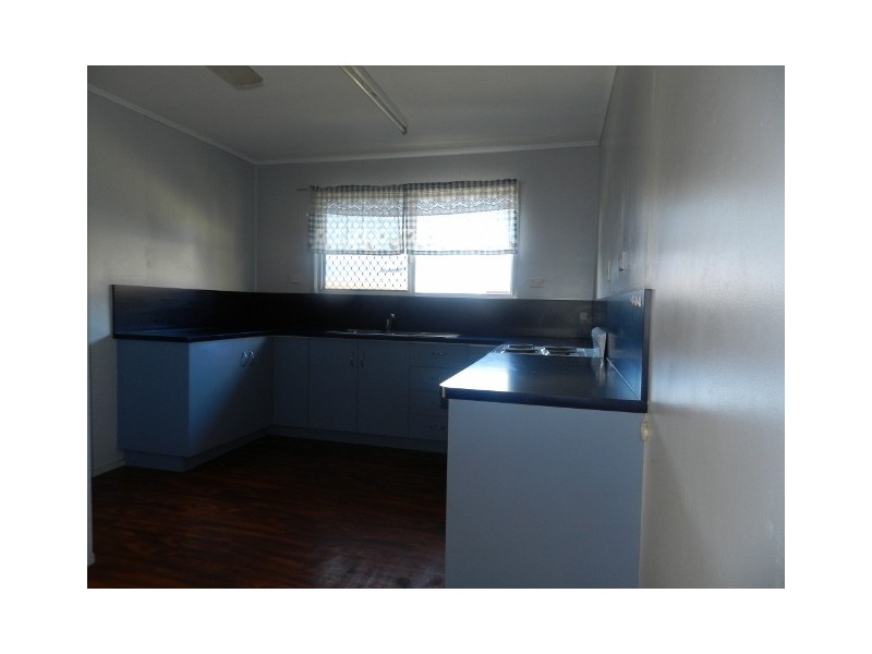8 Wilkins Street, West Gladstone QLD 4680