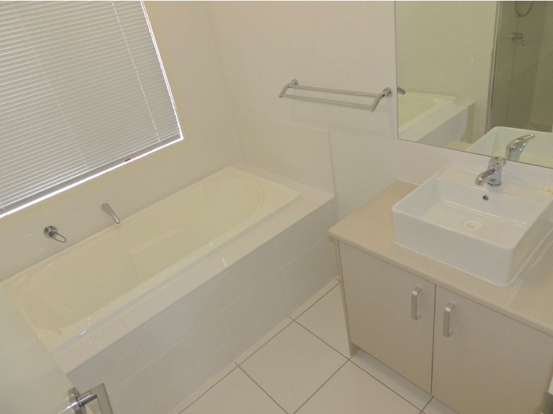 12 Seagull Boulevard, New Auckland QLD 4680