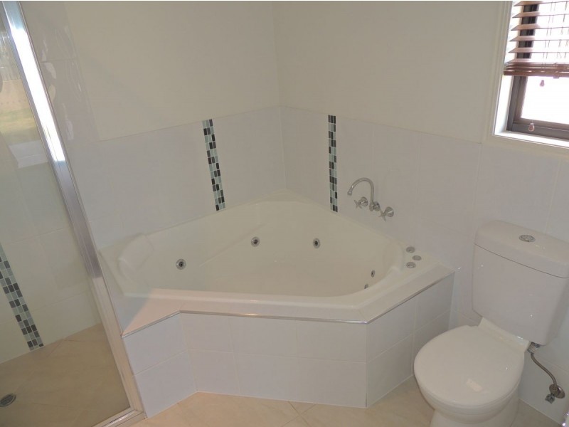 116 PENDA AVENUE, New Auckland QLD 4680