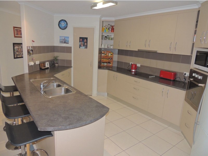 15 JOHNSON STREET, Glen Eden QLD 4680