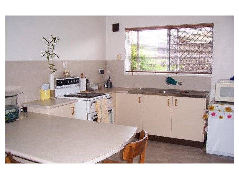 2 37 J HICKEY AVENUE, Clinton QLD 4680