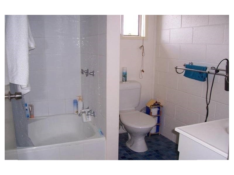 2 37 J HICKEY AVENUE, Clinton QLD 4680