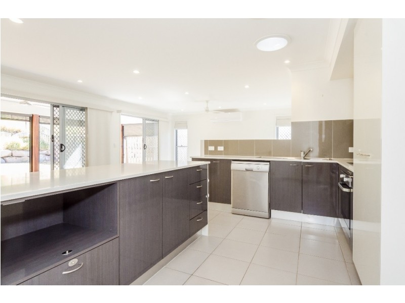 5 CARLSSON PLACE, Kirkwood QLD 4680