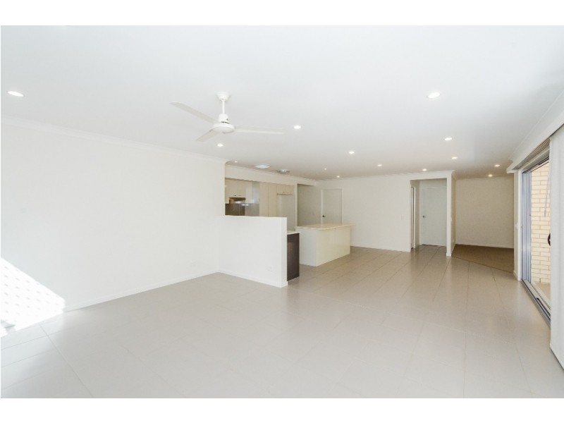 5 CARLSSON PLACE, Kirkwood QLD 4680