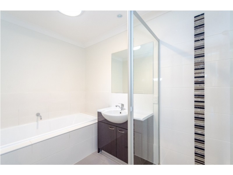 5 CARLSSON PLACE, Kirkwood QLD 4680