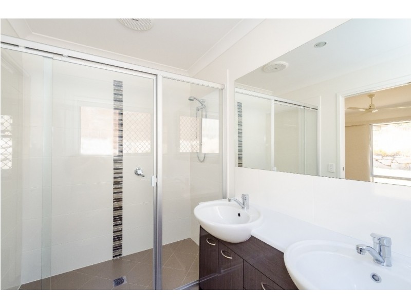 5 CARLSSON PLACE, Kirkwood QLD 4680