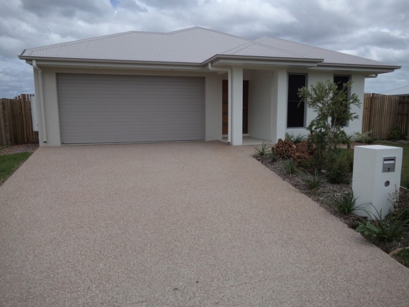 7 Whitehaven Way, Mount Low QLD 4818