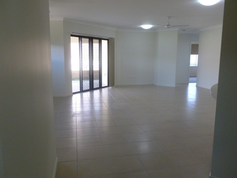 Bushland Beach QLD 4818