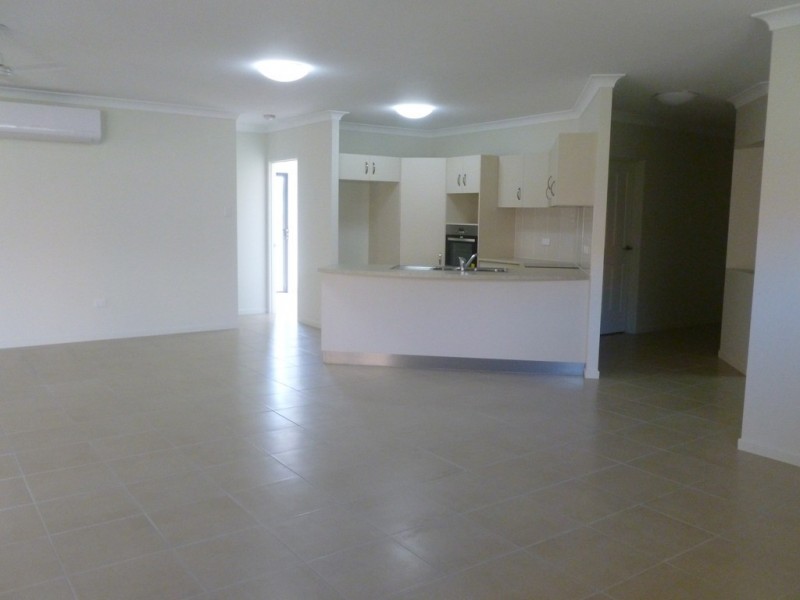 Bushland Beach QLD 4818