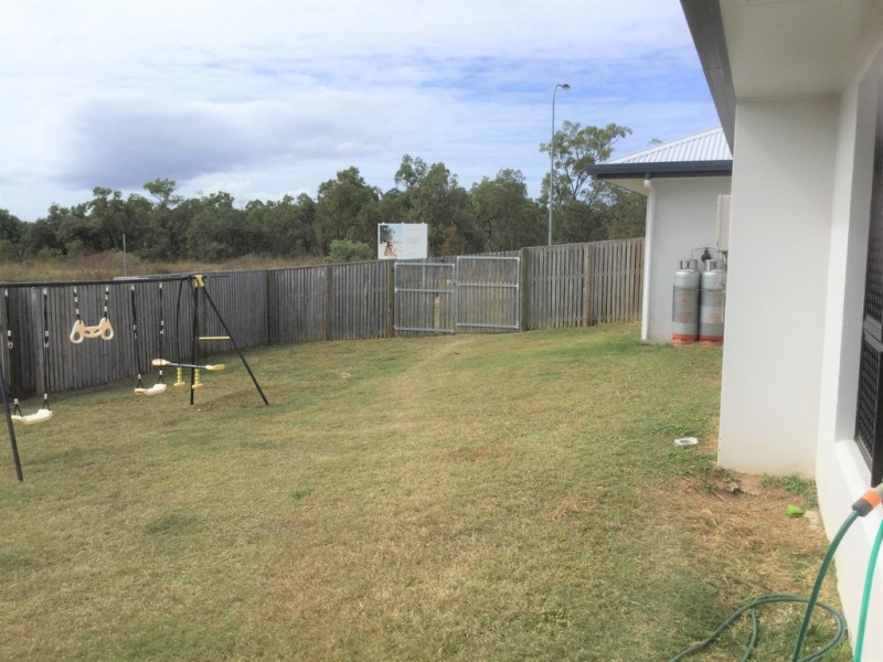 Bushland Beach QLD 4818