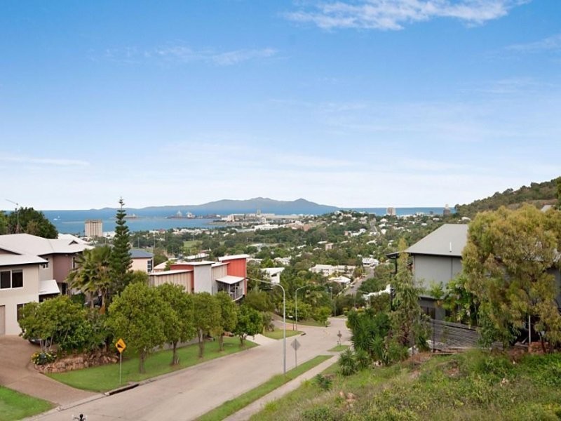 1 Balmoral Place, Castle Hill QLD 4810