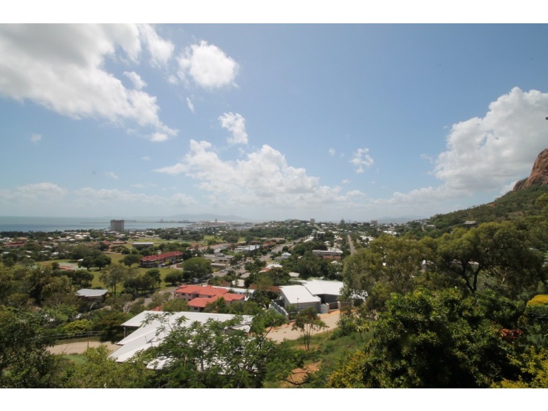 1/5 Glamis Court, Castle Hill QLD 4810