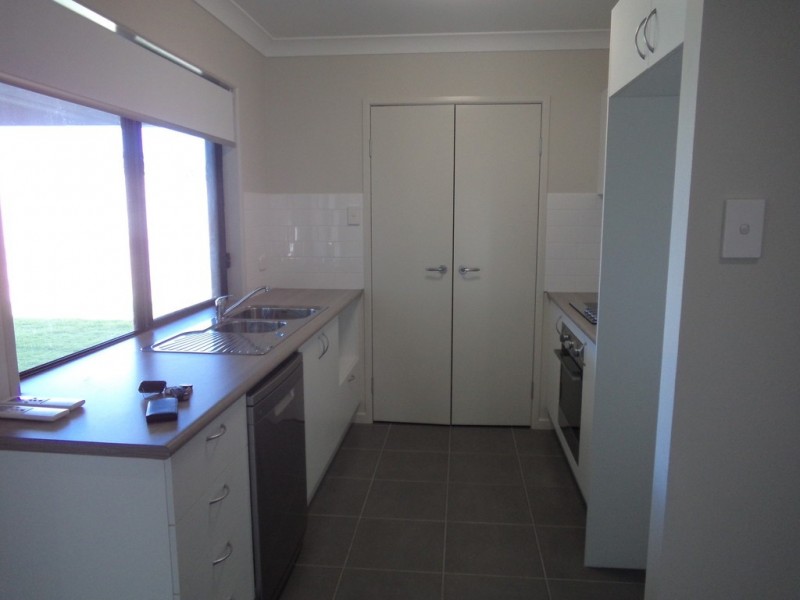 2 WKS FREE 10 Whitehaven Way, Mount Low QLD 4818