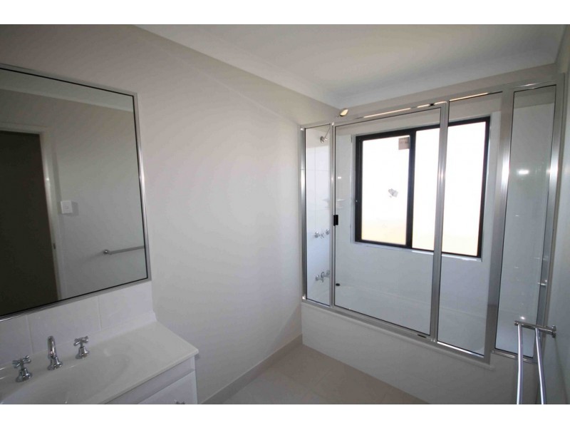 2 WKS FREE 10 Whitehaven Way, Mount Low QLD 4818