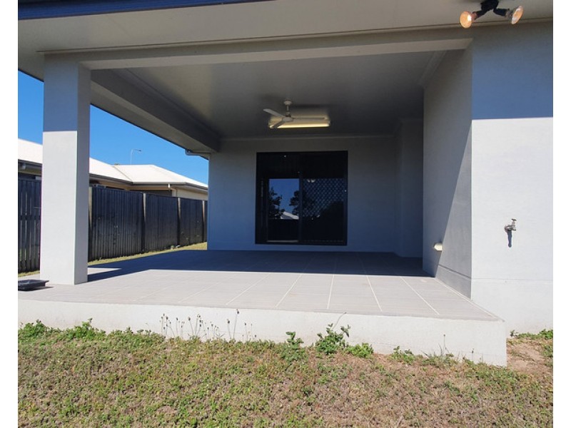 Bushland Beach QLD 4818