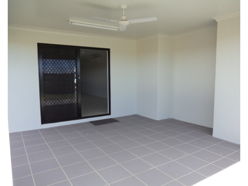 Bushland Beach QLD 4818