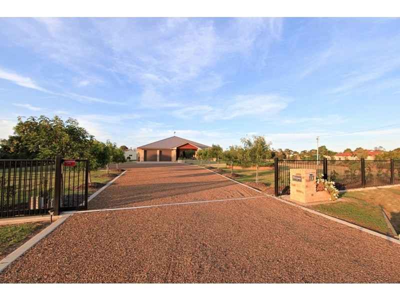 25 Pinto Av, Branyan QLD 4670