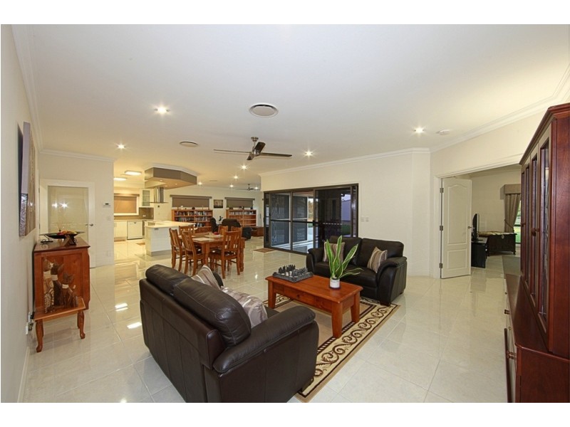 25 Pinto Av, Branyan QLD 4670