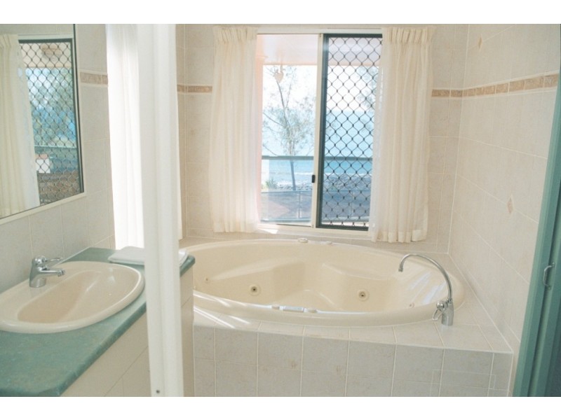 130 Barolin Esplanade, Coral Cove QLD 4670