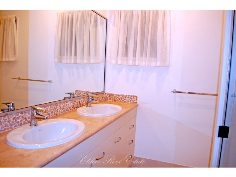 2 Arthur Brown Crt, Coral Cove QLD 4670