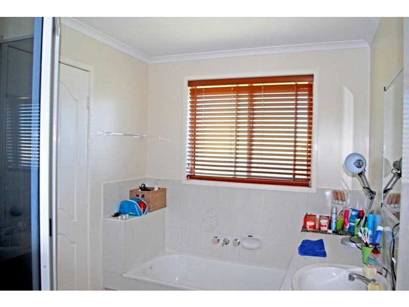 6 Berghofer St, Kepnock QLD 4670