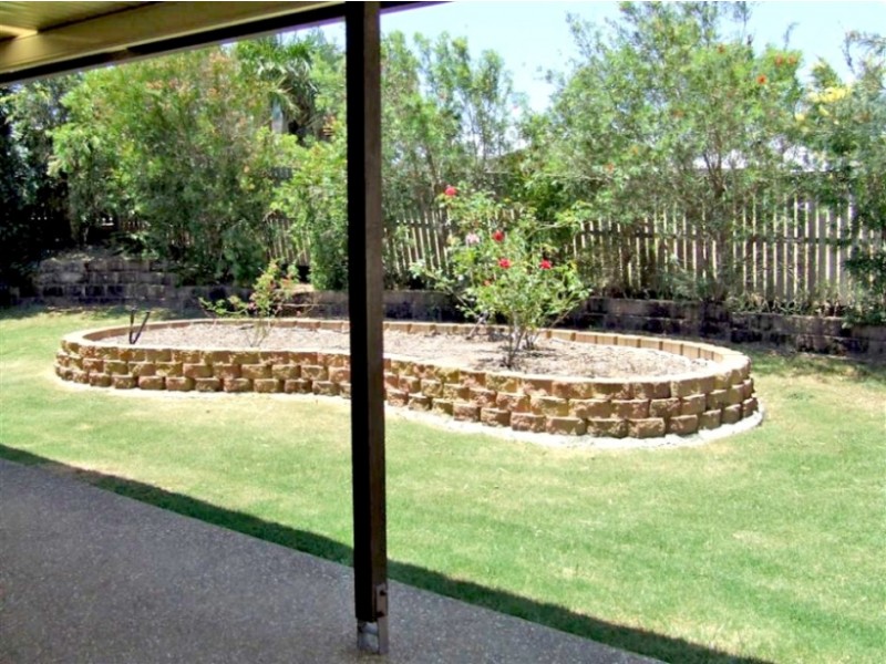 4 Bobby Pl, Coral Cove QLD 4670