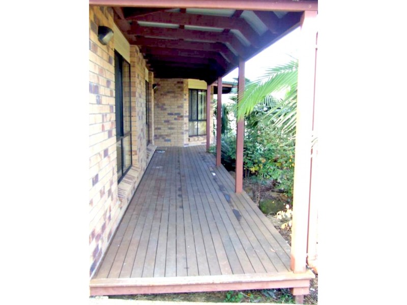 4 Bobby Pl, Coral Cove QLD 4670