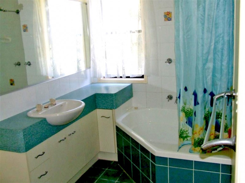 4 Bobby Pl, Coral Cove QLD 4670