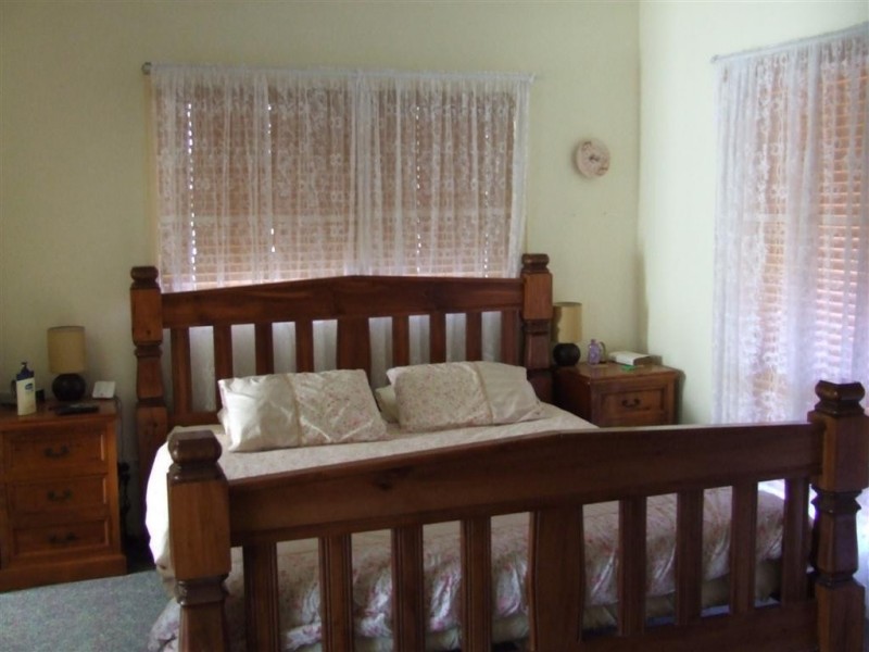 4 Bobby Pl, Coral Cove QLD 4670