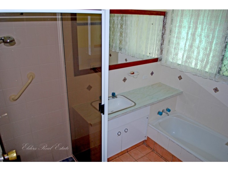 3 Robertson St, Kepnock QLD 4670