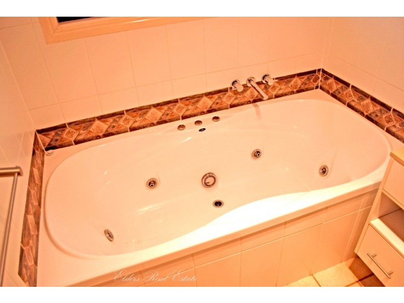 Unit 3, 6 Moran St, Svensson Heights QLD 4670