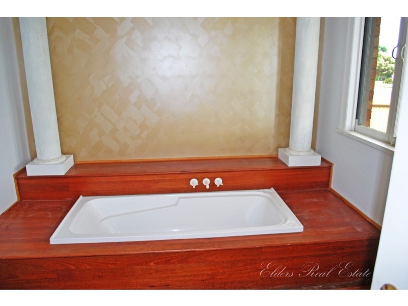 15 Alamein St, Svensson Heights QLD 4670