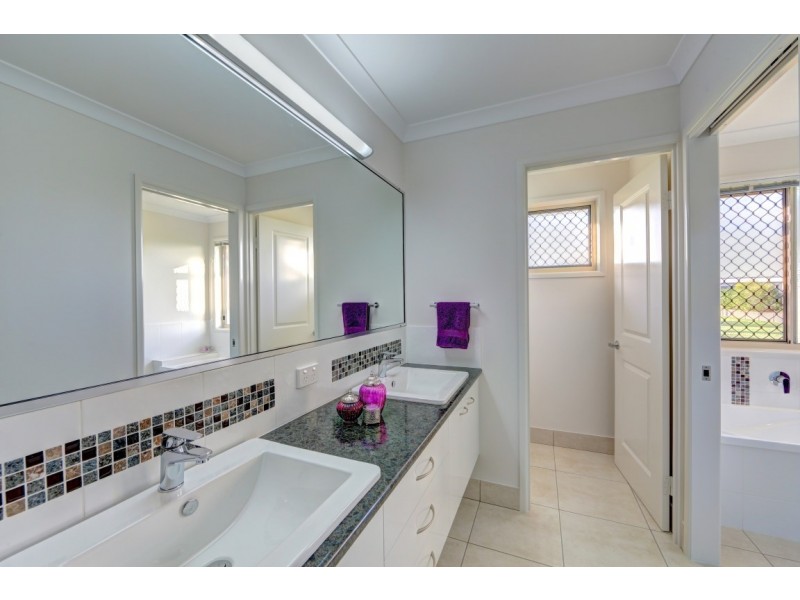 25 Palmerston Dr, Branyan QLD 4670