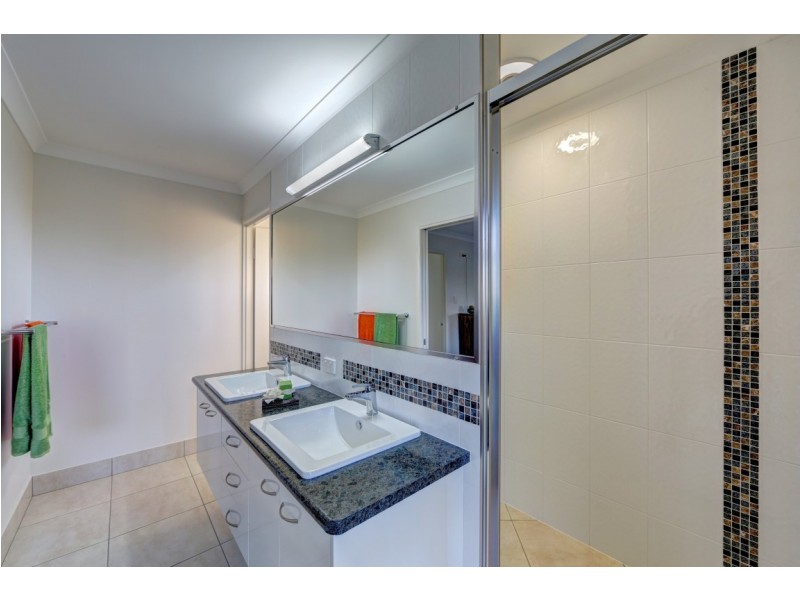 25 Palmerston Dr, Branyan QLD 4670