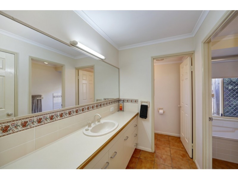 16 Dennis Crt, Avoca QLD 4670