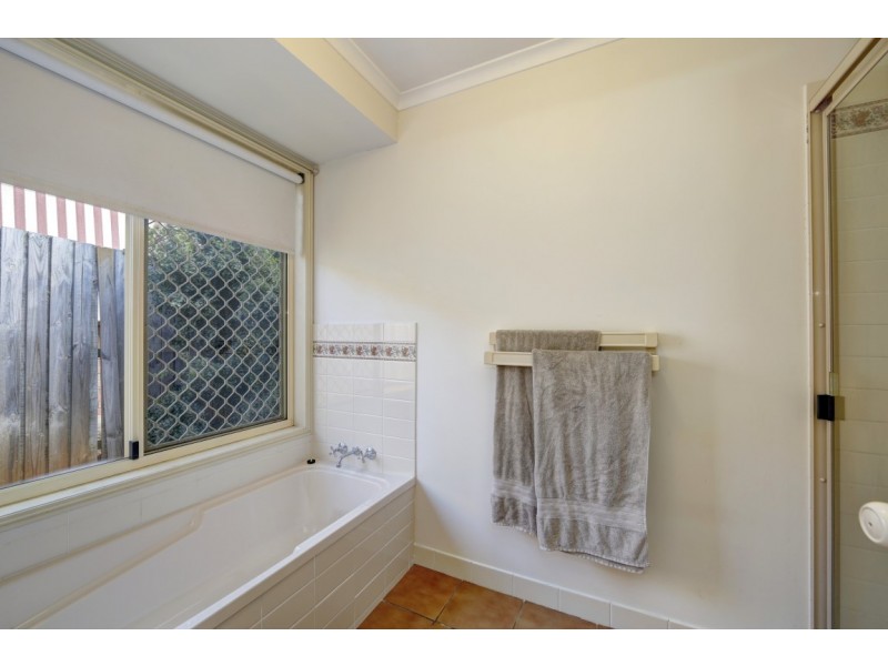 16 Dennis Crt, Avoca QLD 4670