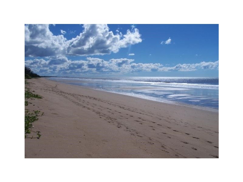 9 CLUB AVENUE, Moore Park Beach QLD 4670