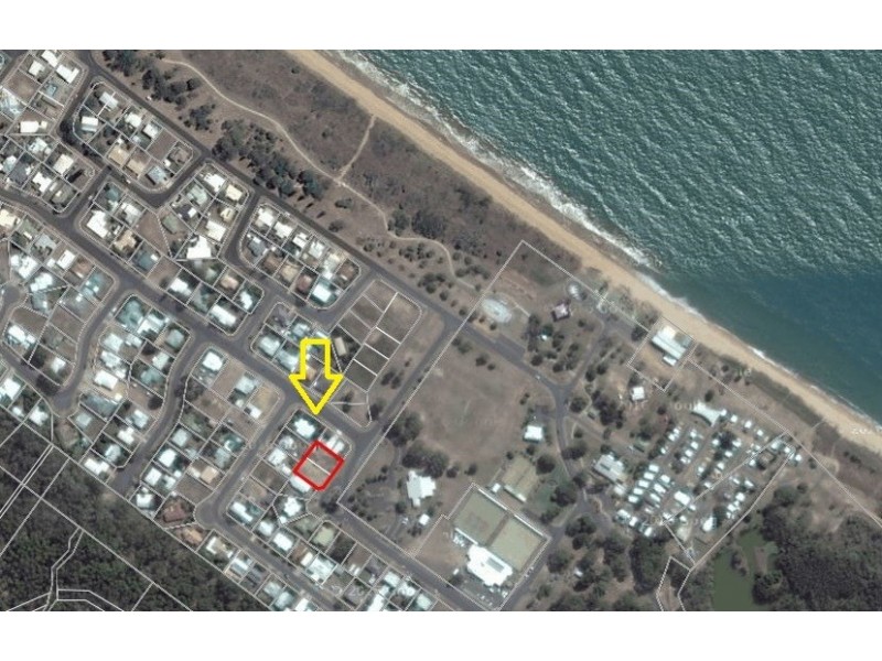 5 HIBISCUS AVENUE, Moore Park Beach QLD 4670