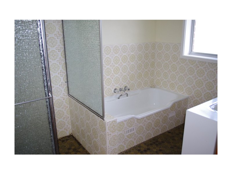 4 Eastbourne Ave, Culburra Beach NSW 2540