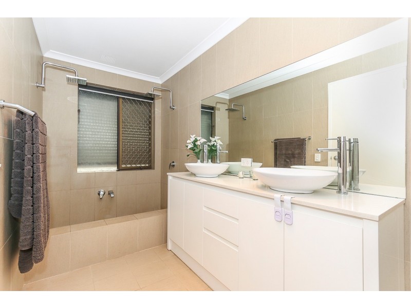 24 Markham Way, Swan View WA 6056