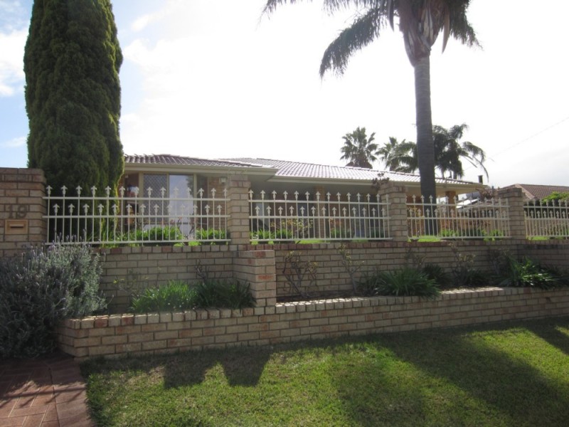 19 Ackmar Way, Swan View WA 6056